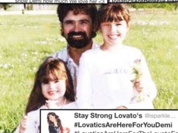 
	
	Demi Lovato bên người bố quá cố.